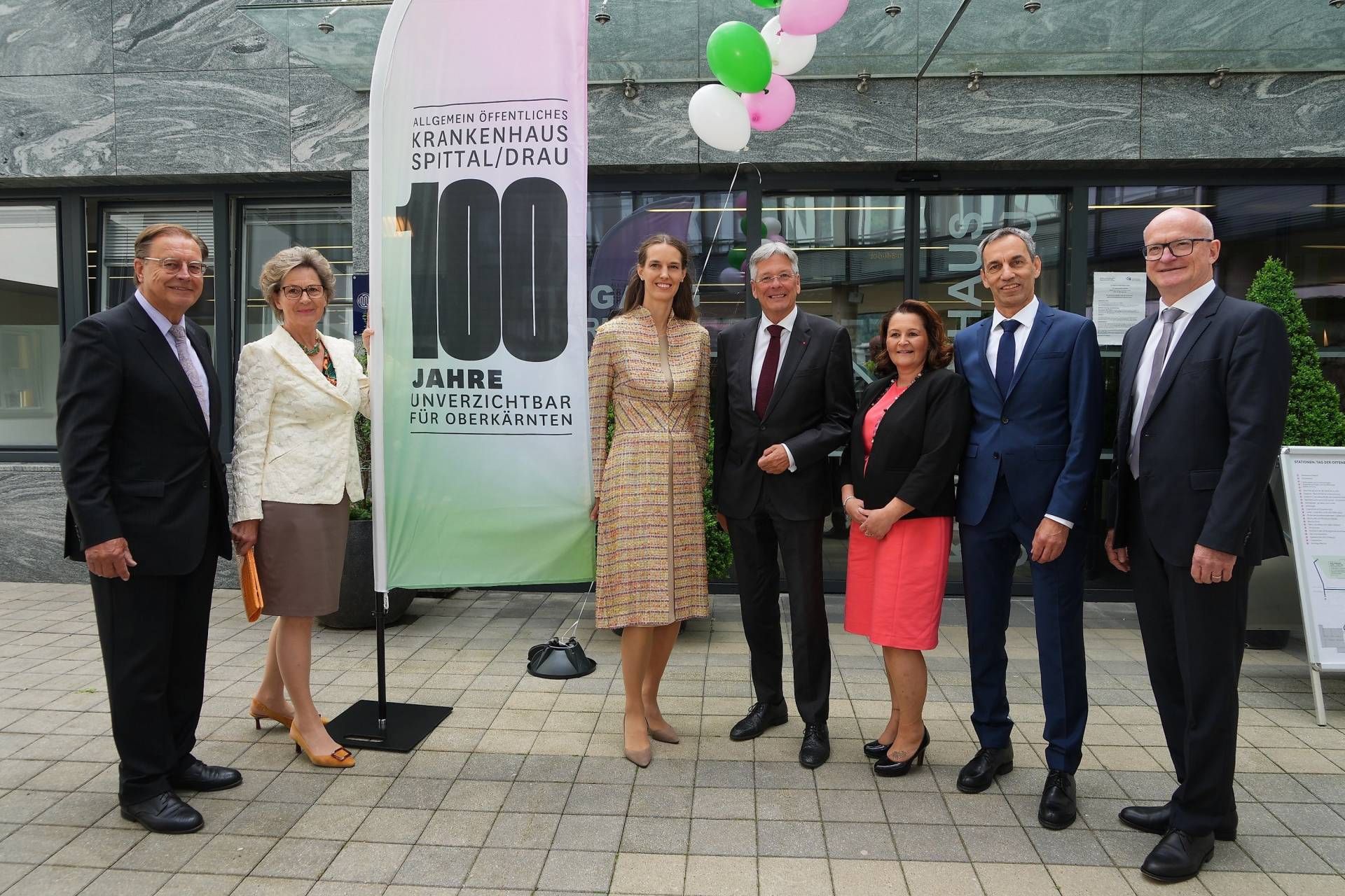 Hermann und Anna Samonigg, Andrea Samonigg-Mahrer, LH Peter Kaiser, Michaela Wutti, Robert Erlacher, Gerald Bruckmann. Foto: LPD K&auml;rnten/Pleschberger