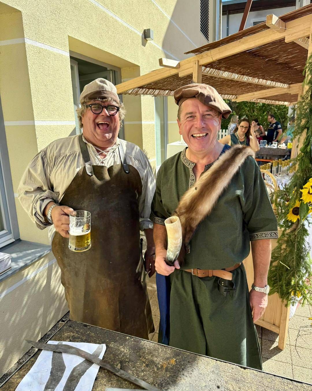 Schmied Maximilian Lackner und Bgm. Erwin Angerer genossen nicht nur das ungew&ouml;hnliche Fest, sondern bei hochsommerlichen Temperaturen auch einen k&uuml;hlen Schluck des Kelten-Biers.