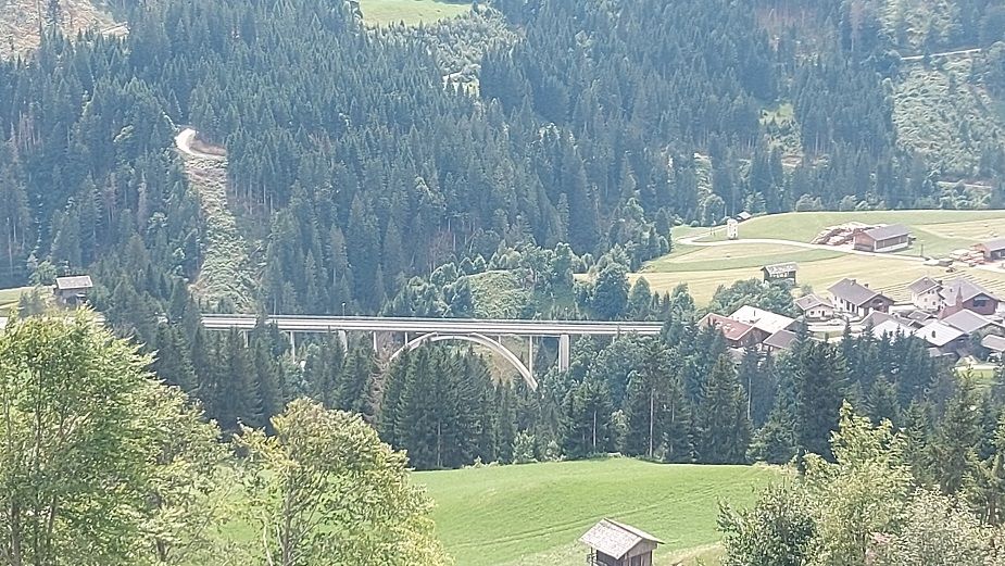 Ein imposantes Br&uuml;ckenbauwerk &ndash; die 60j&auml;hrige Radegundbr&uuml;cke im Lesachtal. Foto: k.brunner