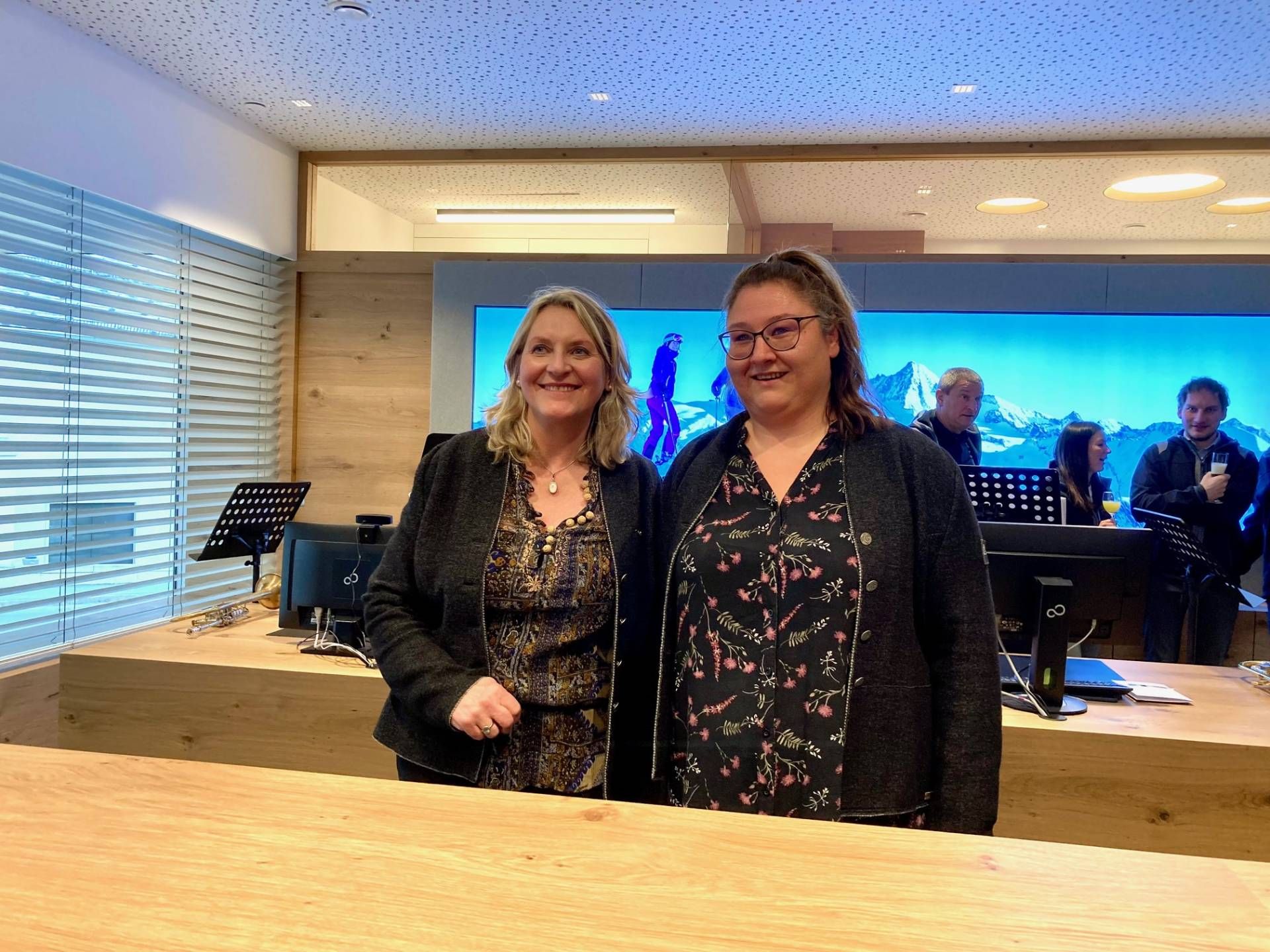 Eva Oberhauser und Maria Hatzer betreuen die Tourismus-Infostelle im Glocknerhaus. Foto: Stangl