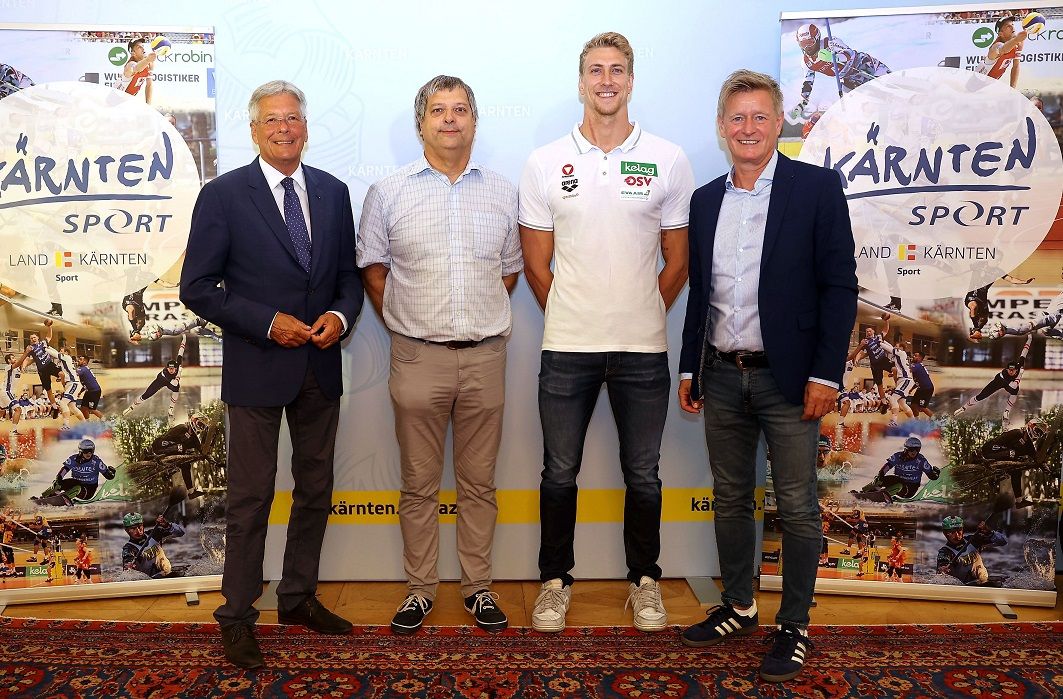 LH Peter Kaiser, Landesschwimmverbands-Obmann Klaus Brandst&auml;tter, Heiko Gigler und Sportdirektor Arno Arthofer. Foto: LPD K&auml;rnten/Kuess