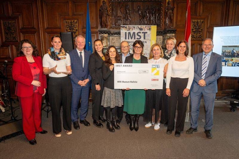 Verleihung des IMST-Award f&uuml;r das MINI-Museum in Mallnitz. V. l.: Doris Wagner (Bildungsministerium), Melanie Striednig-B&auml;r  Tauernzwerge); Bgm. G&uuml;nther Novak; Doris Arztmann (Bildungsministerium), Petra Duhm (WKO); Peter Posch (Universit&auml;t Klagenfurt); Jasmin Possegger (Schulcluster Mittleres M&ouml;ltal); Projektleitern Gudrun Batek; Theresa Saupper, Martina Pucher (beide Tauernzwerge); Konrad Krainer (Universit&auml;t Klagenfurt) Foto: Land K&auml;rnten/Rudi Froese
