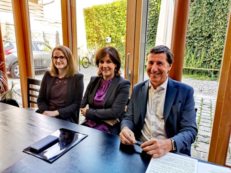 NEOS: Schulbesuch darf keine Kosten verursachen