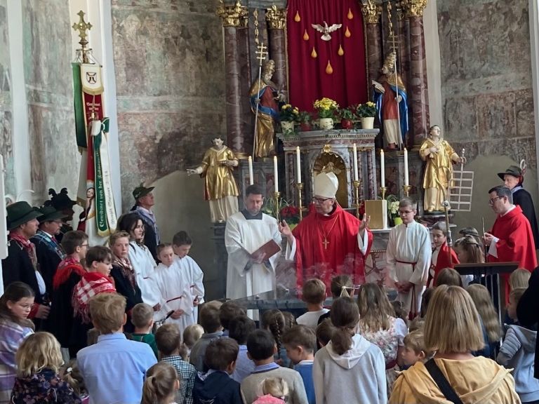 Feierliche Altarweihe mit Bischof Glettler in Pr&auml;graten
