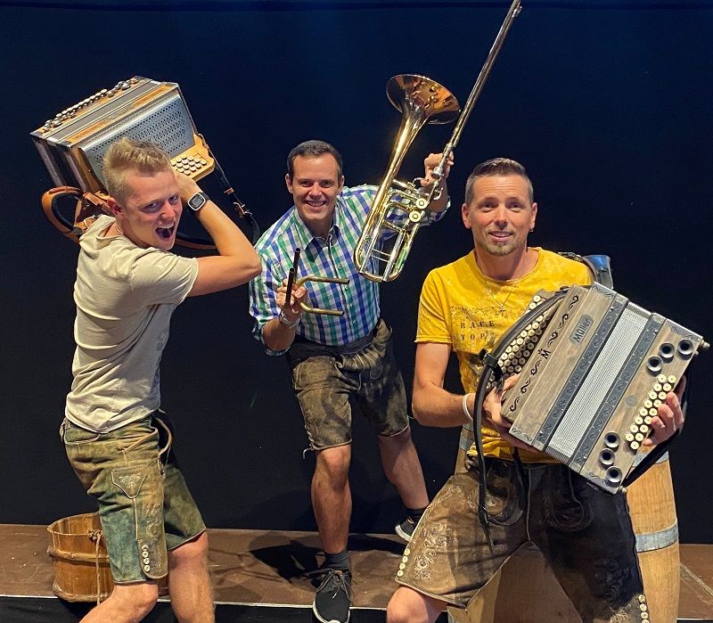 Wieder mit an Bord: &bdquo;Stoffpower 2.0&ldquo; die sympathischen Stimmungsmacher aus Rangersdorf. Das sind die Zwischenberger Jungs Hannes und Mike mit Manuel Edlinger an der Posaune.