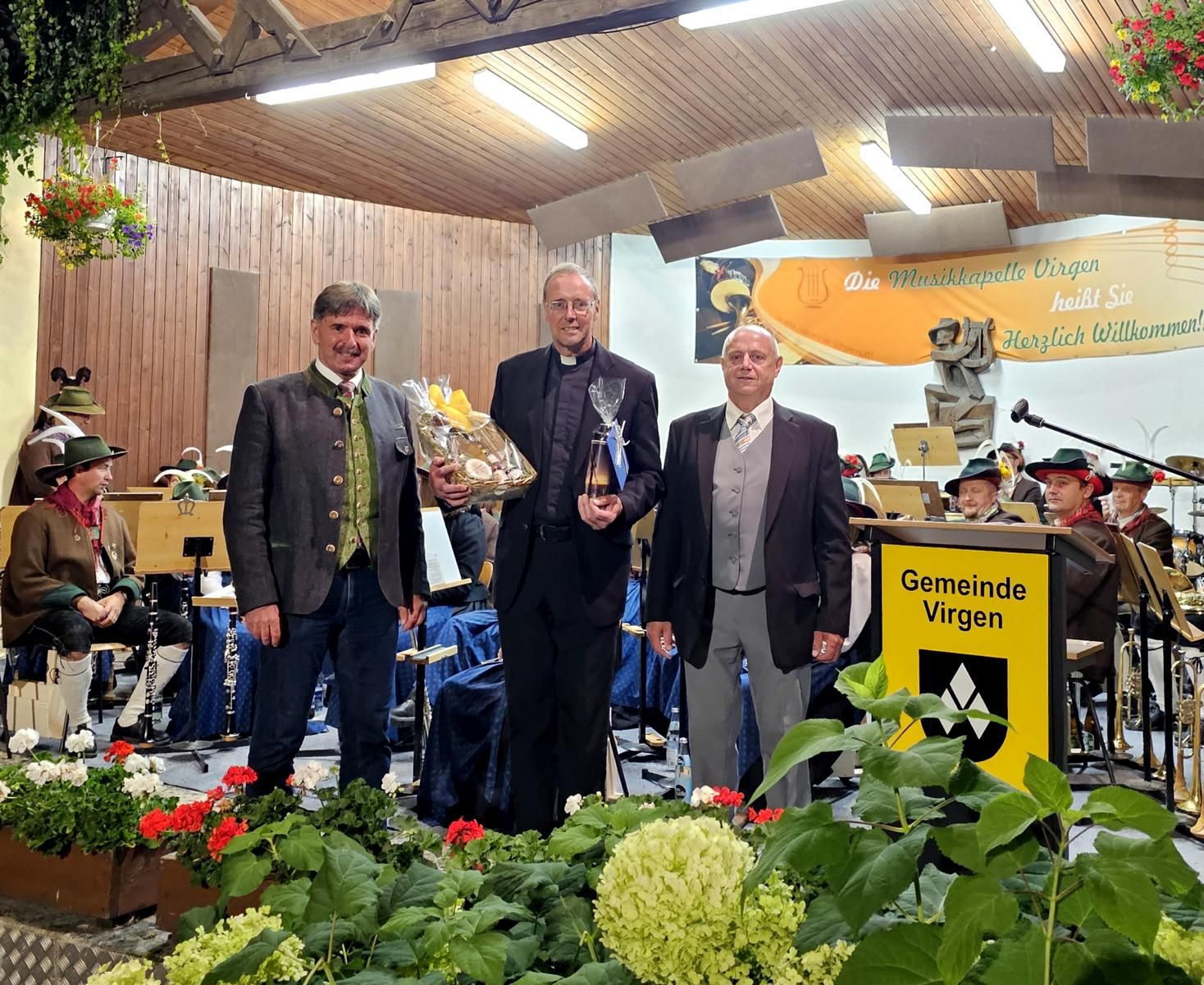 &Uuml;bergabe eines Einstandsgeschenkes an Pfarrer Siegmund Bichler durch Bgm. Ing. Dietmar Ruggenthaler (li.) und Pfarrgemeinderatsobmann Franz Wurnitsch (re.) Foto: Gemeinde Virgen