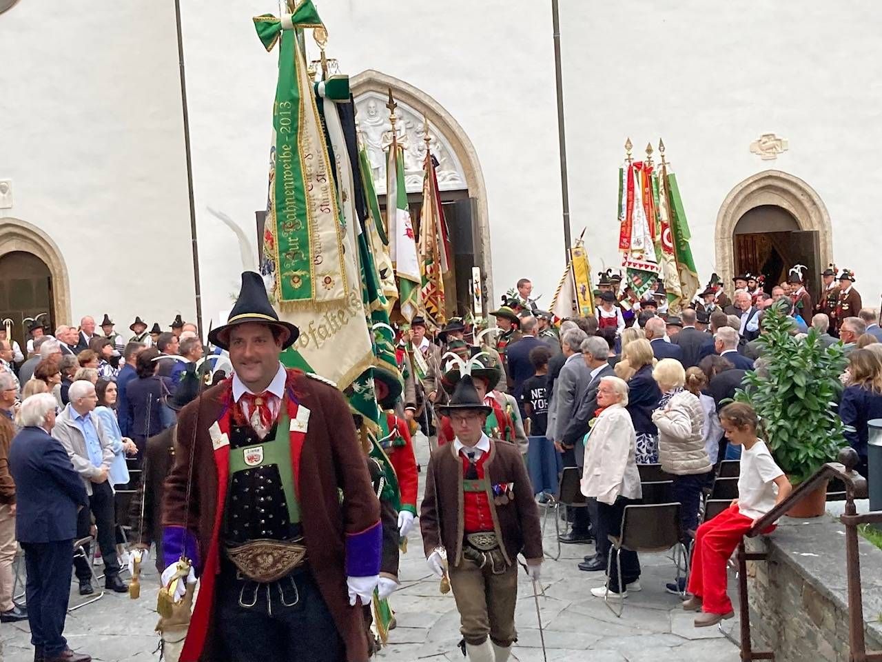 Festakt zur 100-Jahr-Feier am Vorplatz der Pfarrkirche St. Andr&auml;. Foto: Stangl