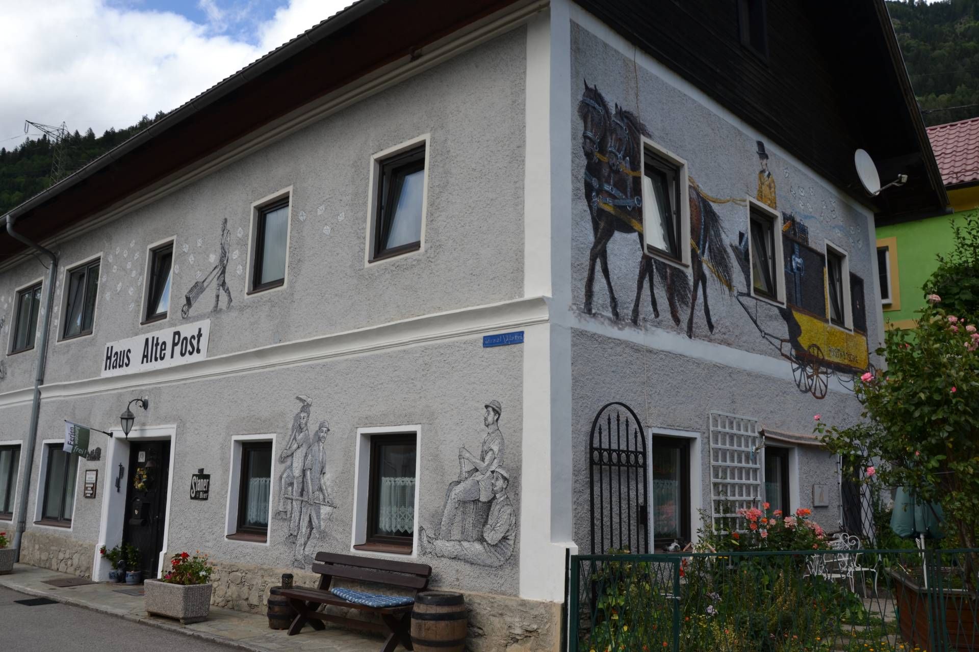 Die Geschichte des Hauses &bdquo;Alte Post&ldquo; spiegelt sich auf der Fassade des Geb&auml;udes in Penk wider.