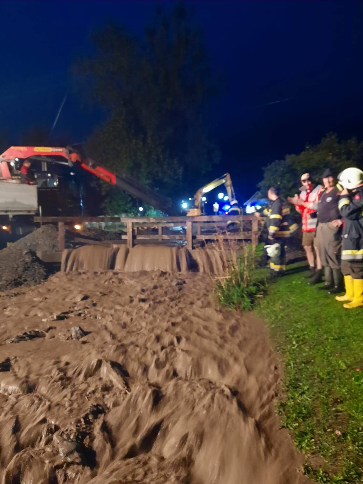 Unwetter 2020: Der Lengholzbach drohte zu verklausen. Freiwillige Helfer und Feuerwehr konnten das Schlimmste verhindern.
