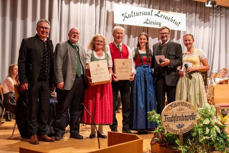 Eng verbunden mit &bdquo;20 Jahre Volksmusikakademie&ldquo; ist der Name Manfred Riedl. Er war zw&ouml;lf Jahre lang k&uuml;nstlerischer Leiter des Hauses. Diese Funktion haben nun Maria Bernadette Salcher und Gerald Kubin &uuml;bernommen.
Im Bild: Gerald Kubin, Manfred Riedl mit seiner Gattin Susanne, Werner Lexer, Maria Bernadette Salcher, Michael Aichholzer und Esther Lugger.