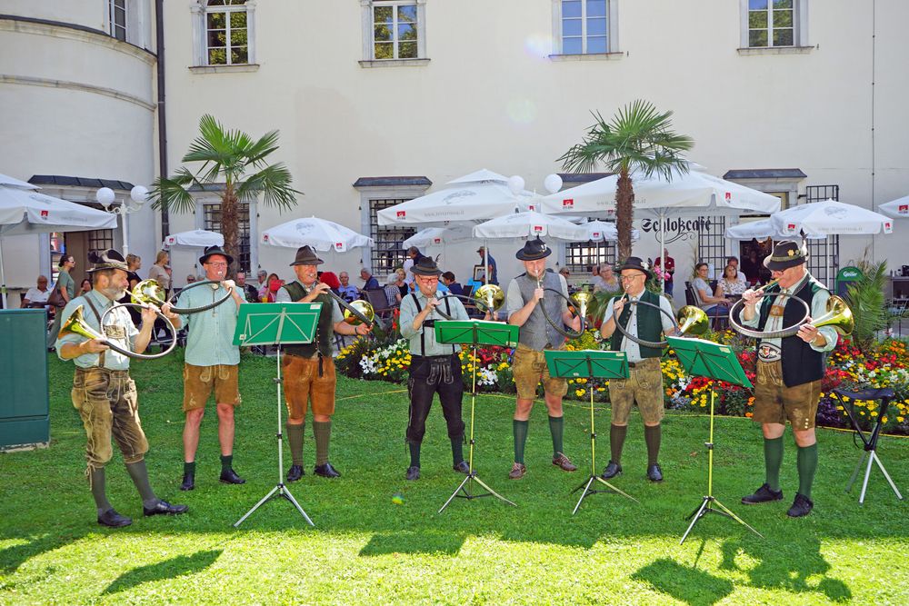 Die Jagdhornbl&auml;ser vor dem Schloss Porcia.