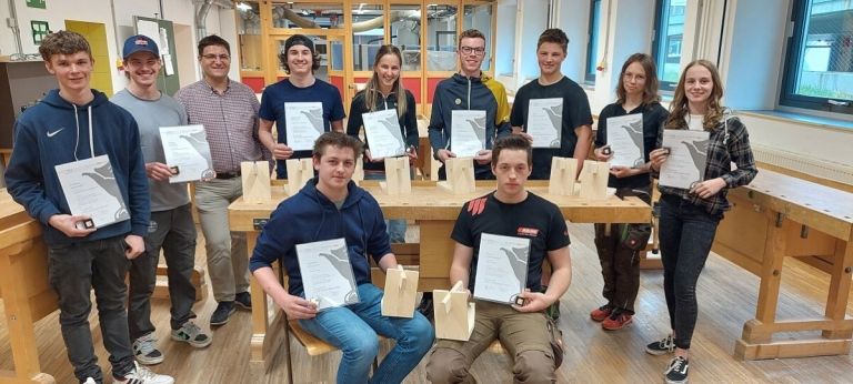 Beim Bezirksbewerb der Tischlerlehrlinge flogen die Sp&auml;ne