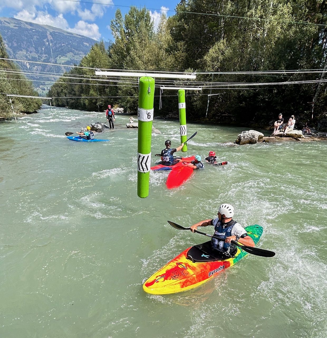 Einige Teilnehmer landeten im Wasser, die Veranstaltung wurde von der Wasserrettung Osttirol gesichert. Foto: OKC