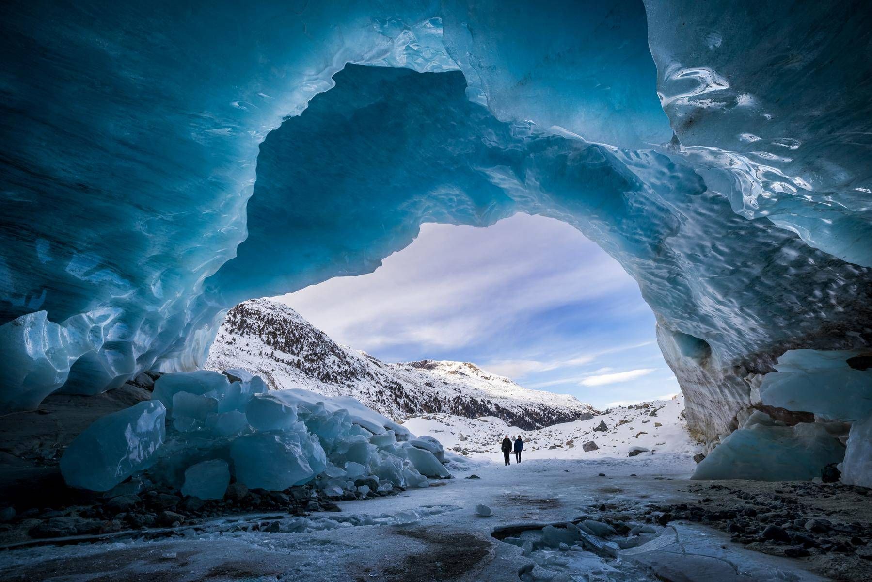Blick aus einer Gletscherh&ouml;hle des Morteratschgletschers auf die winterliche Berglandschaft. (c) Judith Mijderwijk