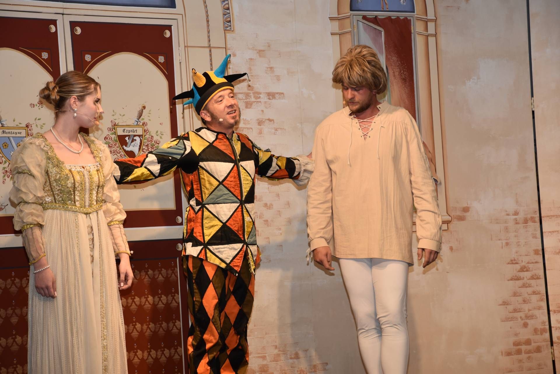 Gleich in mehreren Rollen zu sehen, beweist Buzgi sein Schauspieltalent. Im Bild mit der jungen &bdquo;Julia&ldquo; und dem junge &bdquo;Romeo&ldquo; Julia Aigner und Lukas Ha&szlig;ler.