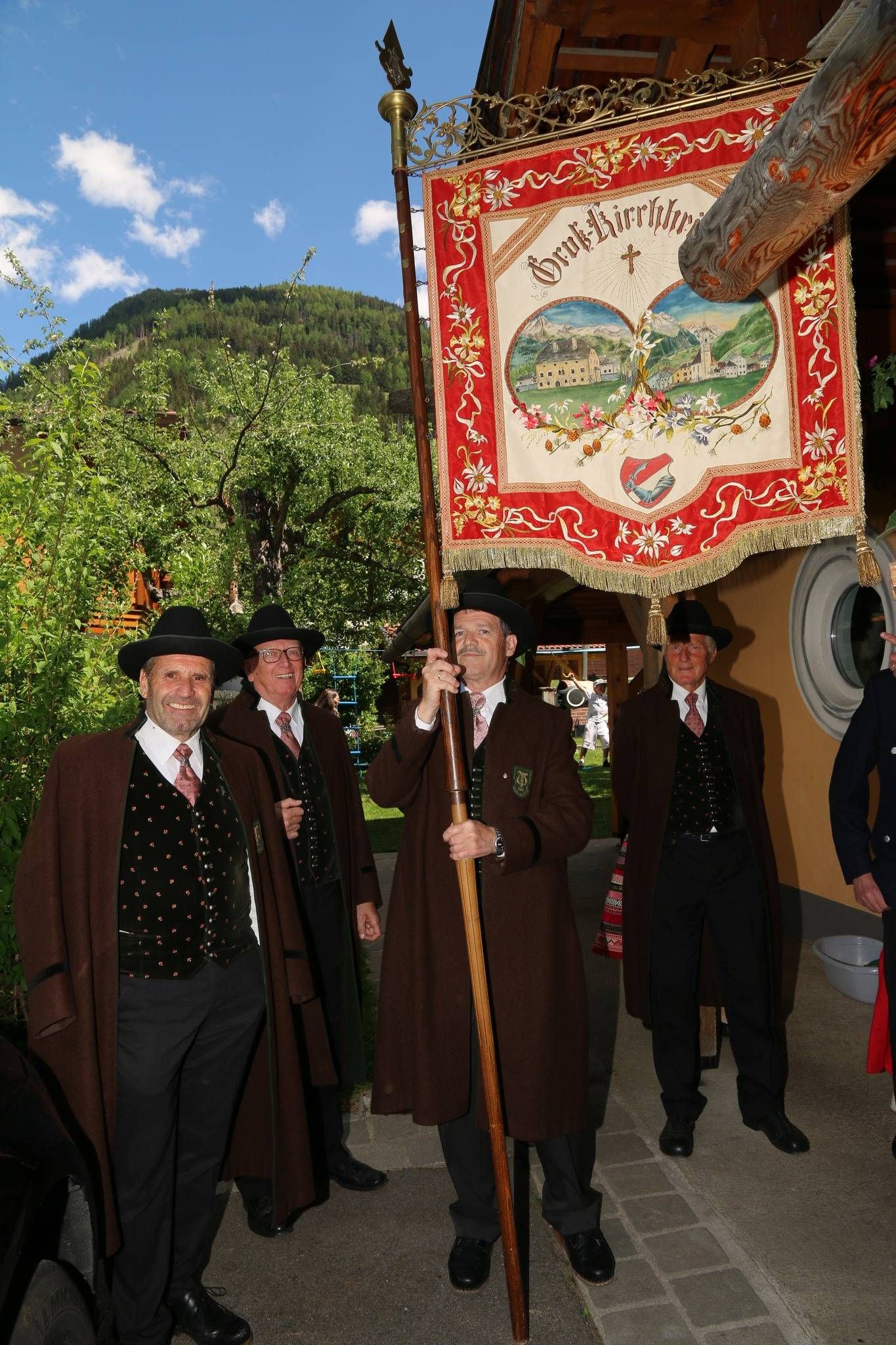 Traditionsvereine begleiteten die Feierlichkeiten.