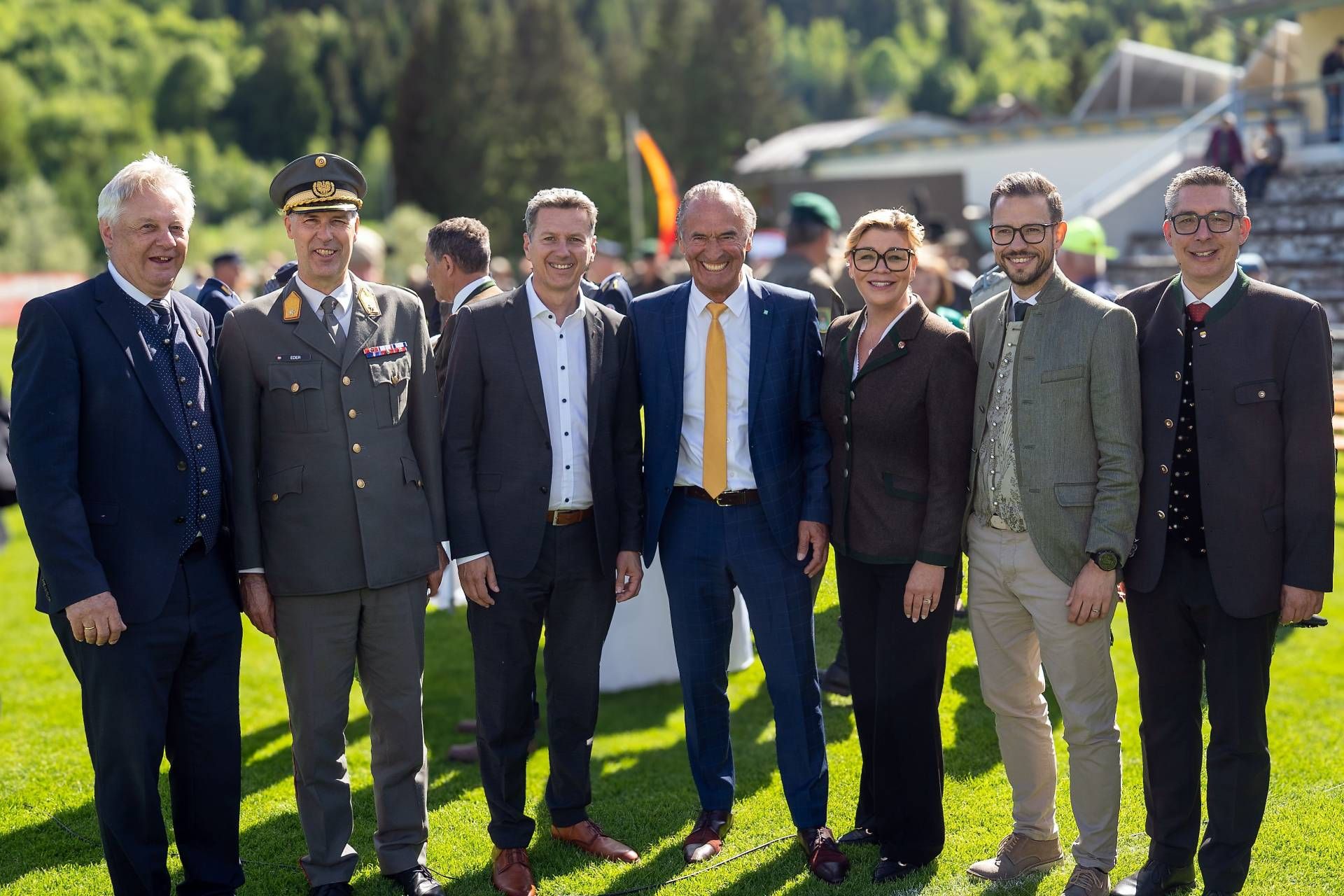 V. l.: Bgm. Leopold Astner; Milit&auml;rkommandant Philipp Eder; LH Daniel Fellner; NRAbg. Gabriel Obernosterer; NRAbg. Angela Berger; LR Sebastian Schuschnig; Christoph Staudacher.