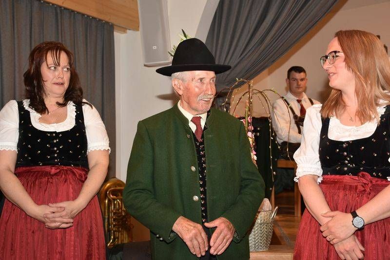 Eine Ehrenurkunde f&uuml;r Toni Egarter.