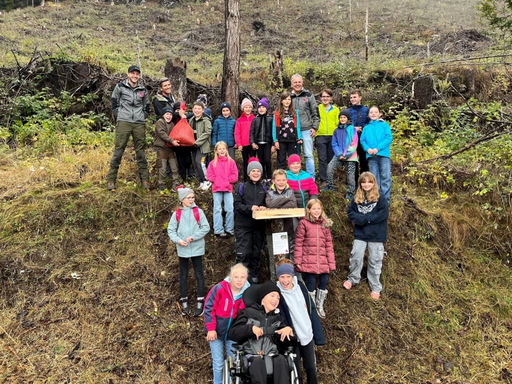 Sch&uuml;ler*innen der Volksschule Nikolsdorf mit Projektpartnern, Foto: Land Tirol