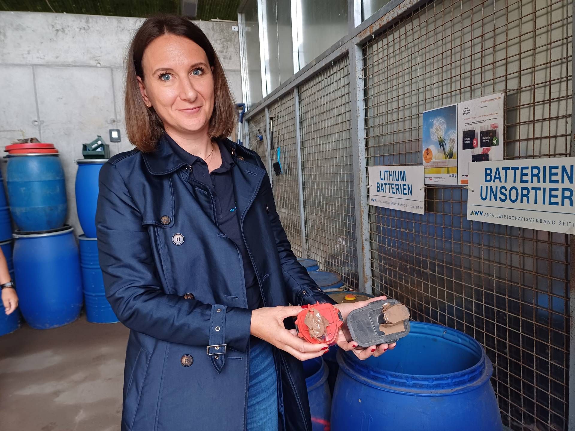 Ger&auml;tebatterien werden fachgerecht abgeklebt, wie Umweltberaterin Iris Glantschnig zeigt.
