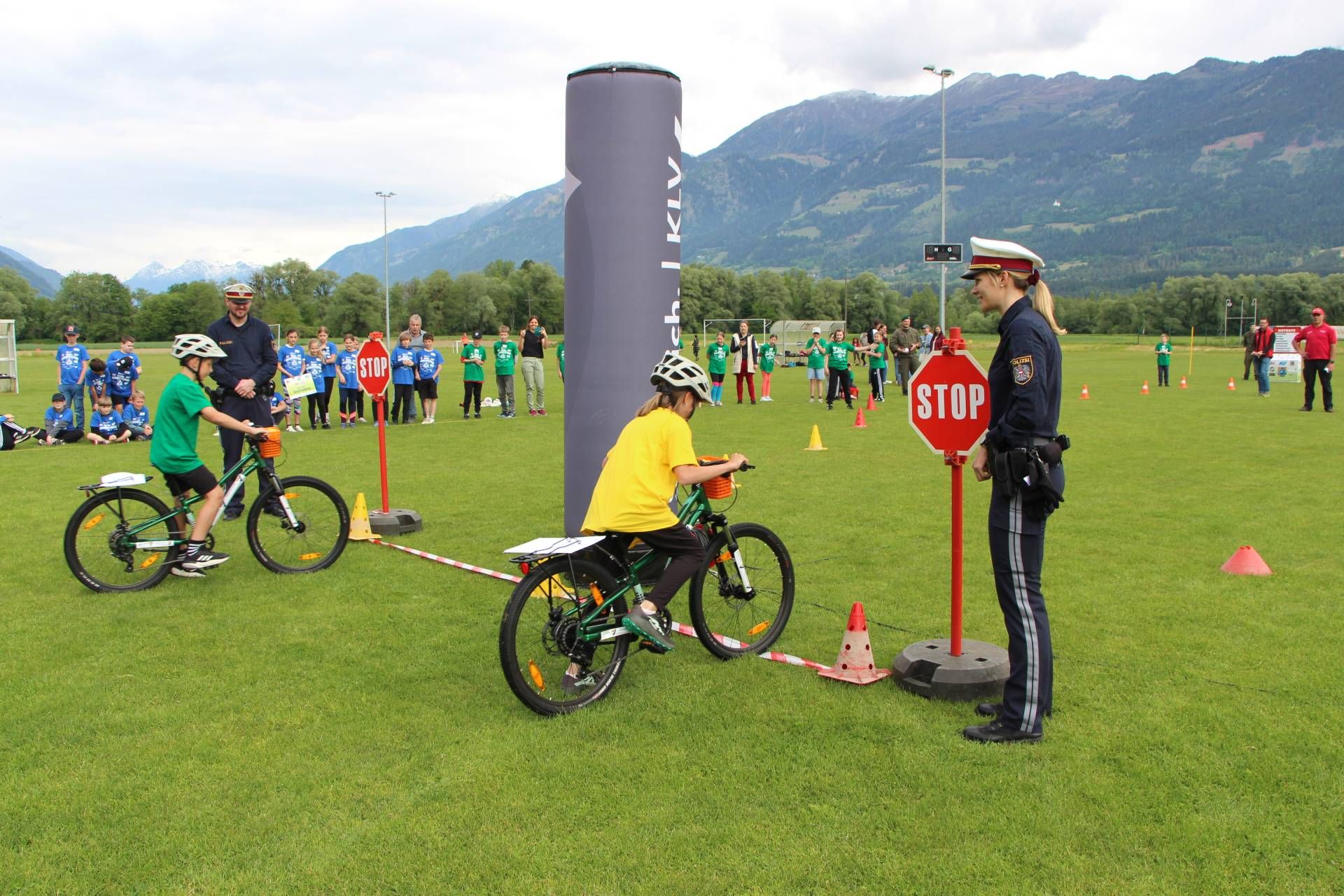 Bei der Kinder-Sicherheitsolympiade meistern die Kids vier Stationen: das Safety-Spiel f&uuml;r Lebensretter, den KLV-Radfahrbewerb, den Landesjugendreferat-L&ouml;schbewerb und das AUVA-Gefahrstoff-W&uuml;rfelpuzzle. Foto: KZSV/AUVA M. Lippitsch.