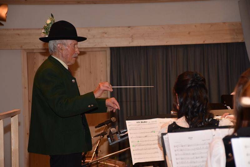 Den Taktstock in der Hand h&auml;lt Alt-Kapellmeister Anton Egarter.