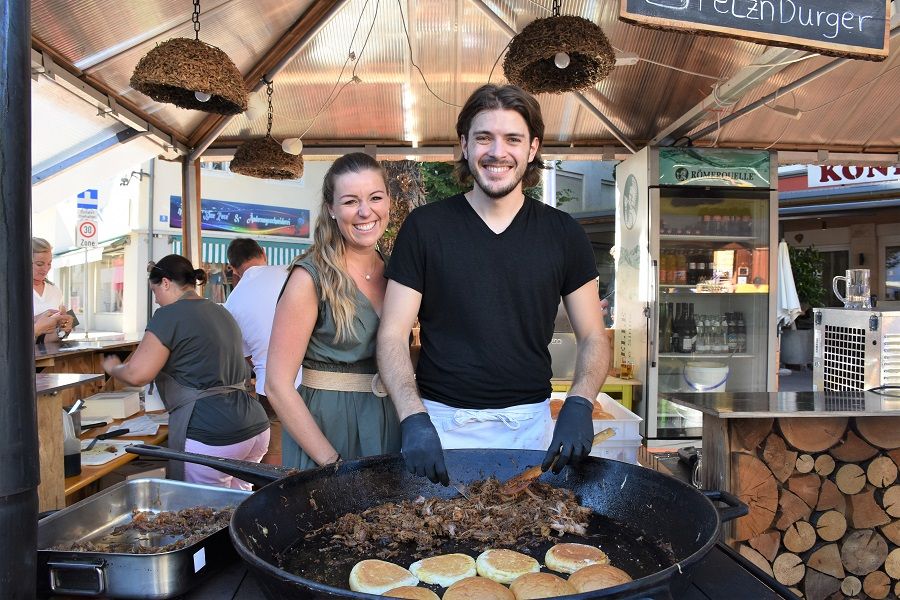 Kulinarische Gen&uuml;sse gab es an jeder Ecke. Vor der Konditorei Semmelrock zauberte Seniorchef Erich Semmelreock seinen Honig-Kaiserschmarren. Die Juniorchefs Laura und Martin hielten es pikant mit dem &bdquo;Fetzenburger&ldquo; &ndash; die Geheimzutat: Honig.