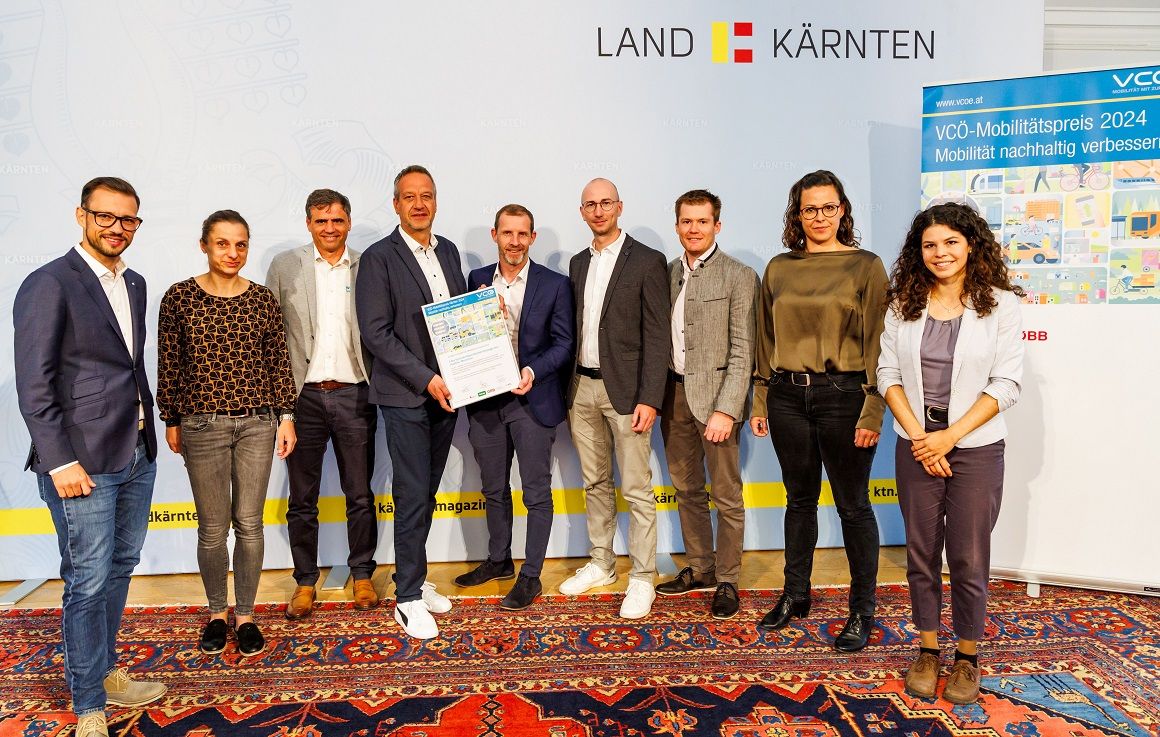 LR Sebastian Schuschnig (ganz links), Beate Sommer von der &Ouml;sterreichischen Postbus AG (2. von rechts) und VC&Ouml;-Expertin Katharina Jaschinsky (ganz rechts) gratulieren den Ausgezeichneten beim VC&Ouml; Mobilit&auml;tspreis K&auml;rnten NLW Tourismus Marketing GmbH sowie