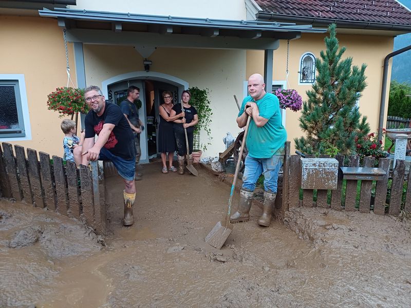 Familie Kreuzer befreite ihren Garten von dem Schlamm.