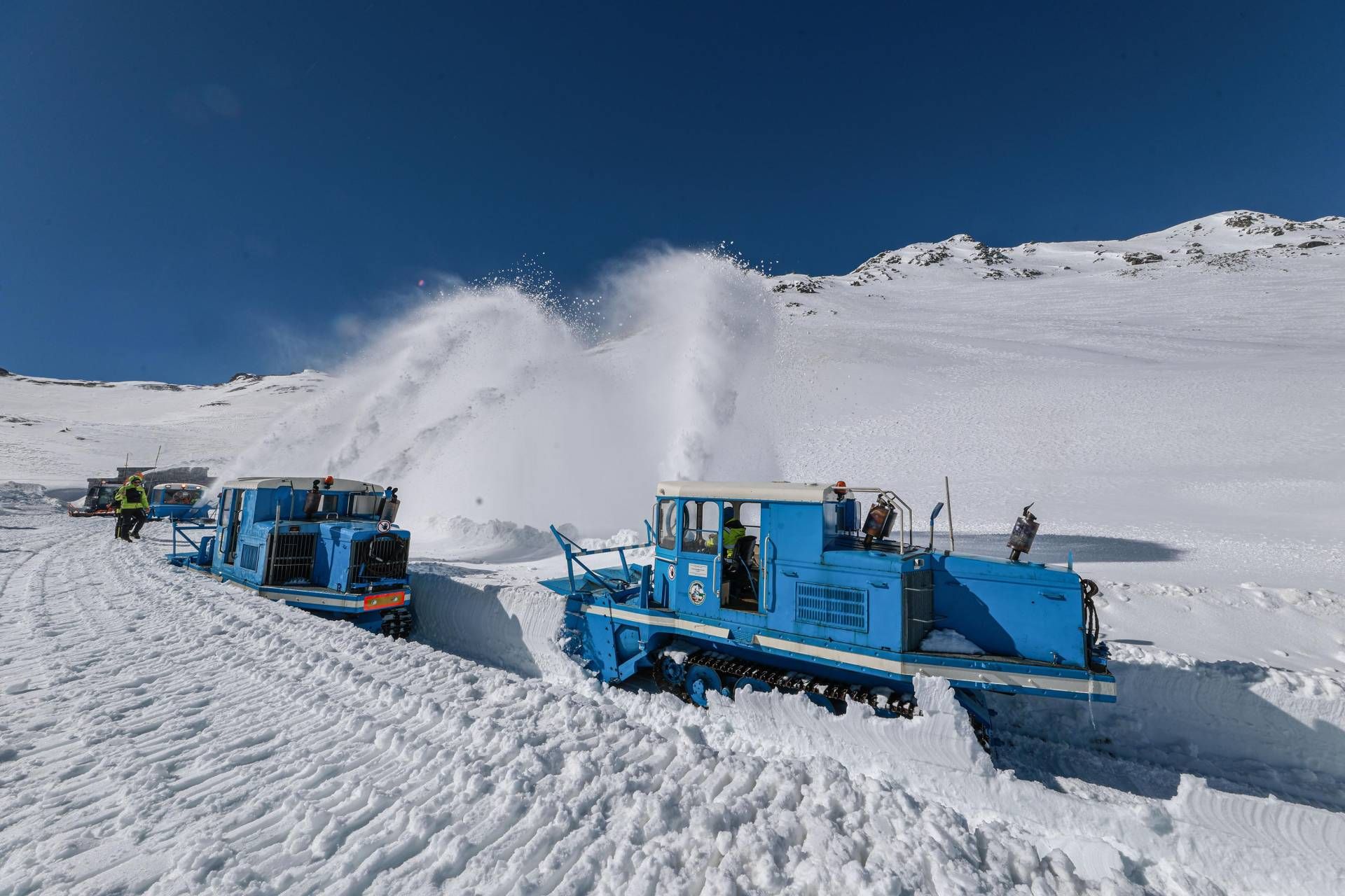 Sie haben es wieder geschafft: &bdquo;Ander&ldquo;, &bdquo;J&ouml;rgen&ldquo;, &bdquo;Oskar&ldquo; und &bdquo;Eisb&auml;ndiger&ldquo;&ndash; die Wallack-Rotations-Schneepfl&uuml;ge, die sich seit gut 70 Jahren jedes Fr&uuml;hjahr durch die meterhohen Schneew&auml;nde auf der Gro&szlig;glockner Hochalpenstra&szlig;e arbeiten. Am 24. April feierten die K&auml;rntner und Salzburger R&auml;um-Teams schlie&szlig;lich den Durchstich auf der Hochtor-Passh&ouml;he. &Ouml;sterreichs beliebteste Alpenstra&szlig;e ist seit 25. April wieder ge&ouml;ffnet.
Foto: grossglockner.at/Franz Neumayr