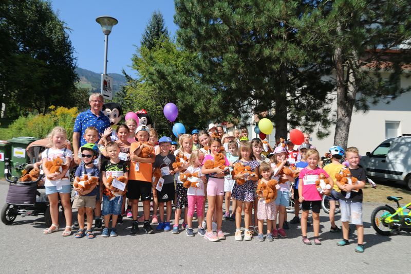 F&uuml;r alle Kinder gab es ein &bdquo;Hasslacher-Eichh&ouml;rnchen&ldquo;.