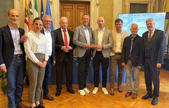 Die beiden NLW-GF Markus Brandst&auml;tter und Christopher Gruber, BH Dr. Heinz Pansi, sowie das Mobilb&uuml;ro, die LEADER-Region und der KEM &bdquo;Schwerpunktregion Tourismus&ldquo; setzen sich im Gailtal f&uuml;r eine klimafreundliche G&auml;ste-Mobilit&auml;t ein. Foto: Nicole Beclin