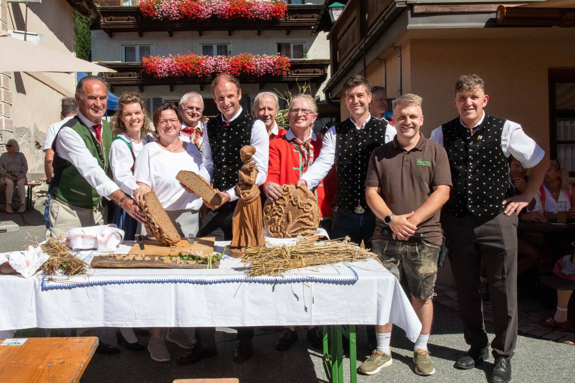Brotanschnitt &ndash; v. l.: NR Gabriel Obernosterer, Kammerr&auml;tin Kathrin Unterweger, Obfrau des Brotvereines Katharina Unterluggauer, Gabriel Wilhelmer, Bgm. Bernhard Knotz, Werner Lexer, Hans Unterguggenberger, Obmann des Bauernbundes Lesachtal Andreas Stabentheiner, und die Organisatoren Ferdinand Stadlober und Markus Unterguggenberger.