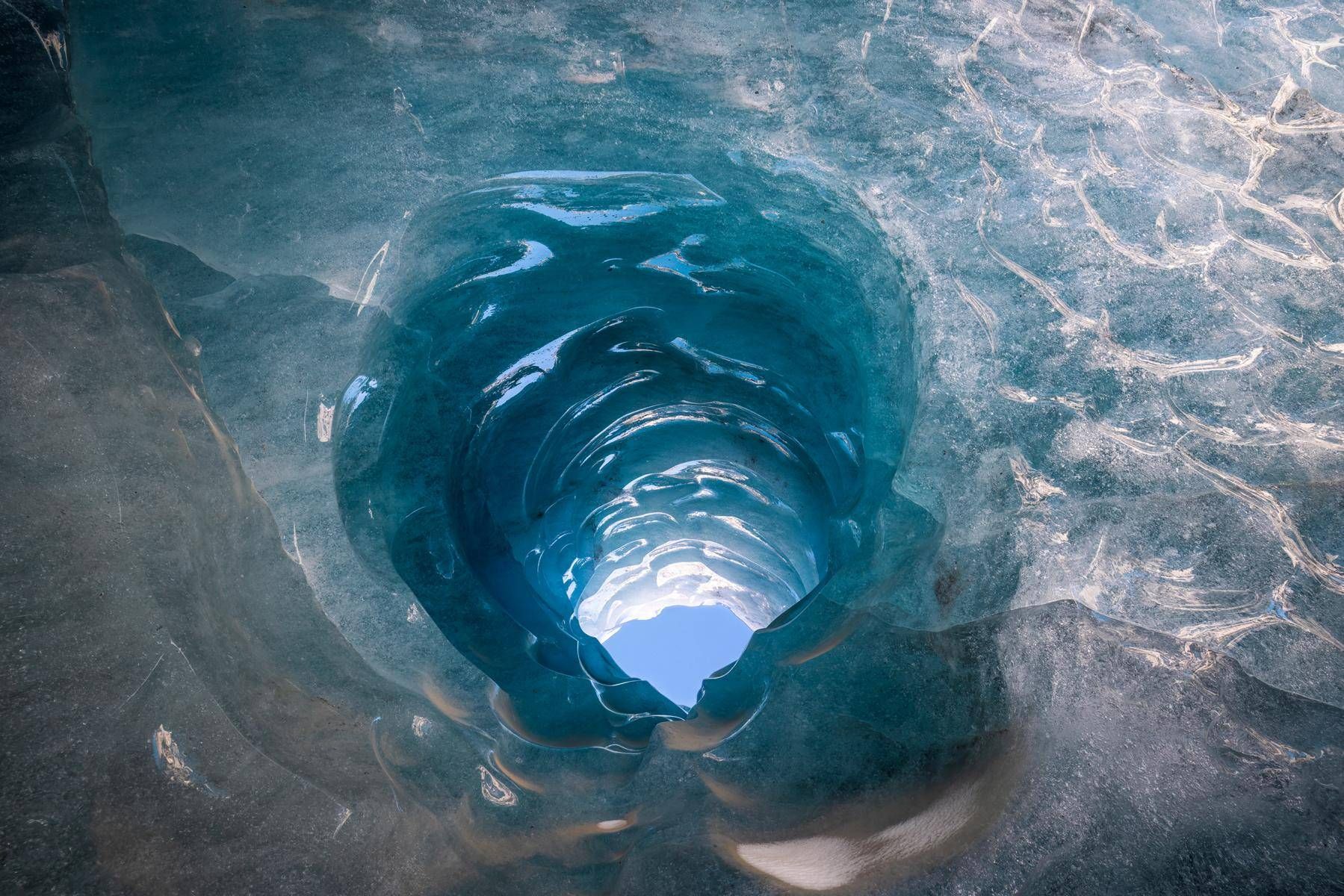 &Uuml;berrest eines Schmelzwasserkanals im Inneren des Morteratschgletschers. (c) Judith Mijderwijk
