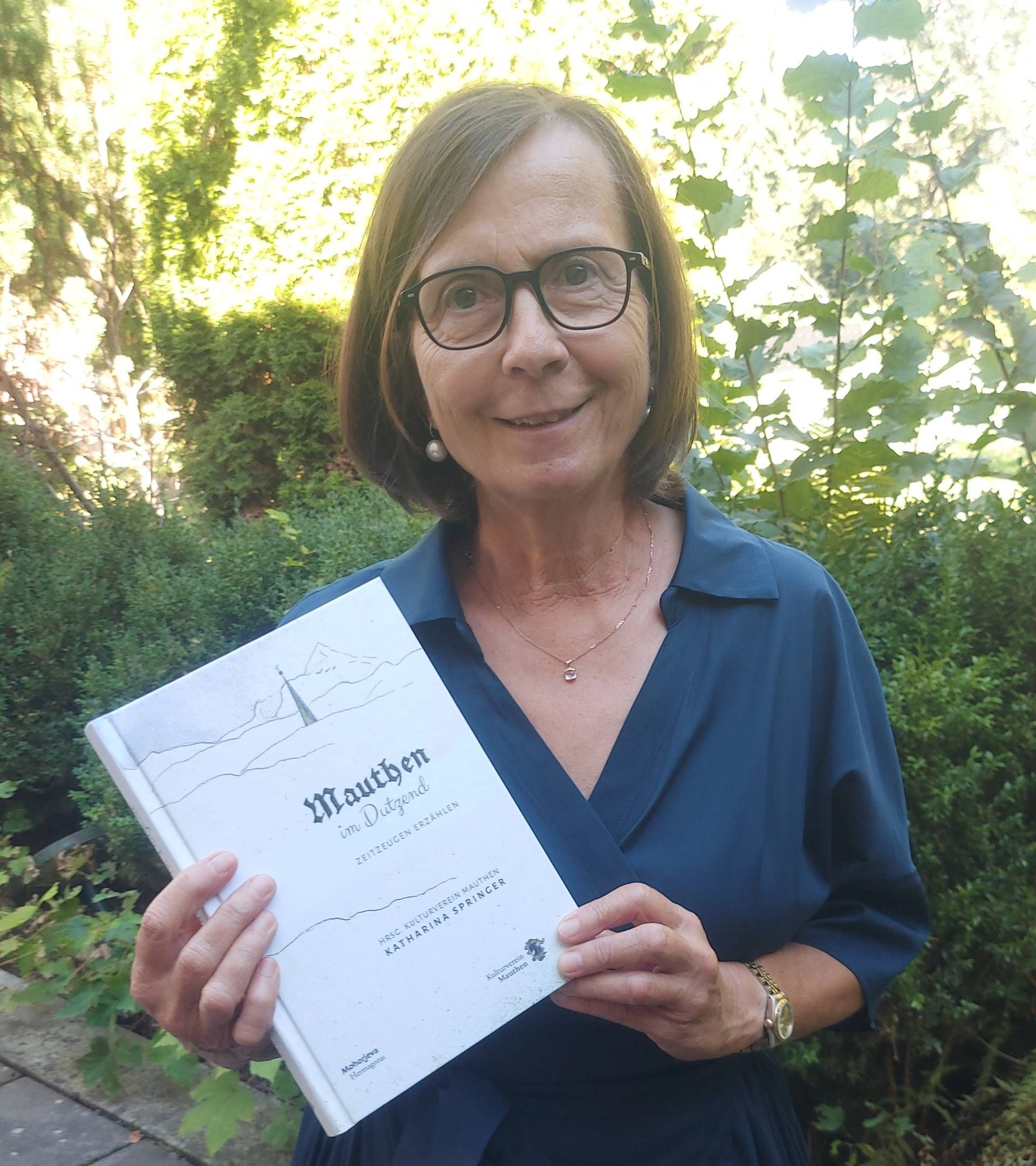 Ilse Durchner, Kulturvereins-Obfrau, freut sich &uuml;ber das gro&szlig;e Interesse am Mauthen-Buch. Foto: k.brunner