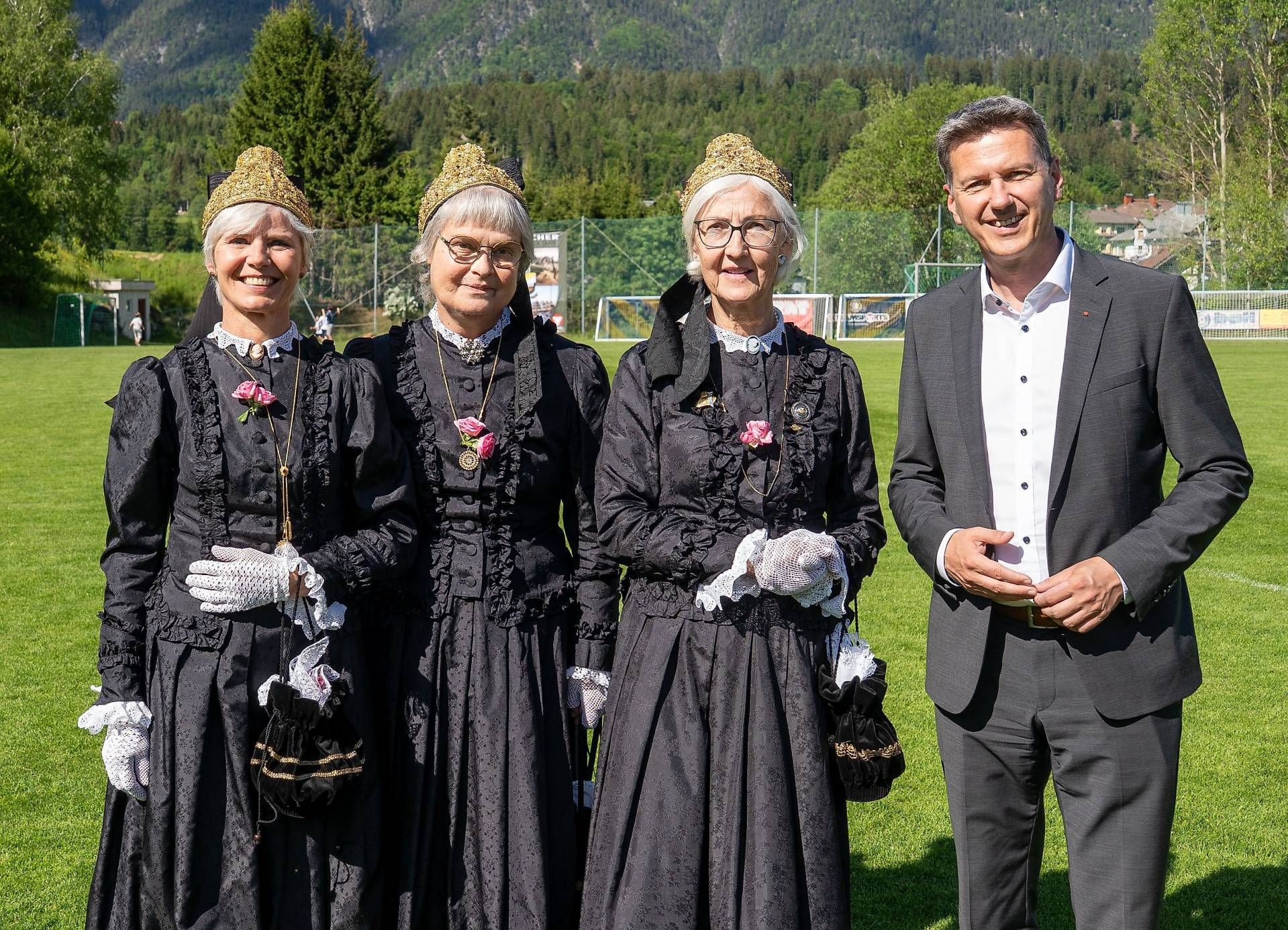 Angelobung der Rekruten in Hermagor mit LH Daniel Fellner und den B&uuml;rger- und Goldfrauenhauben Hermagor.