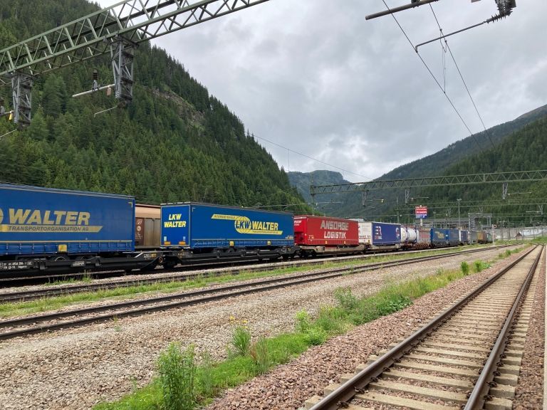 Rollende Landstra&szlig;e &uuml;ber den Brenner schw&auml;chelt