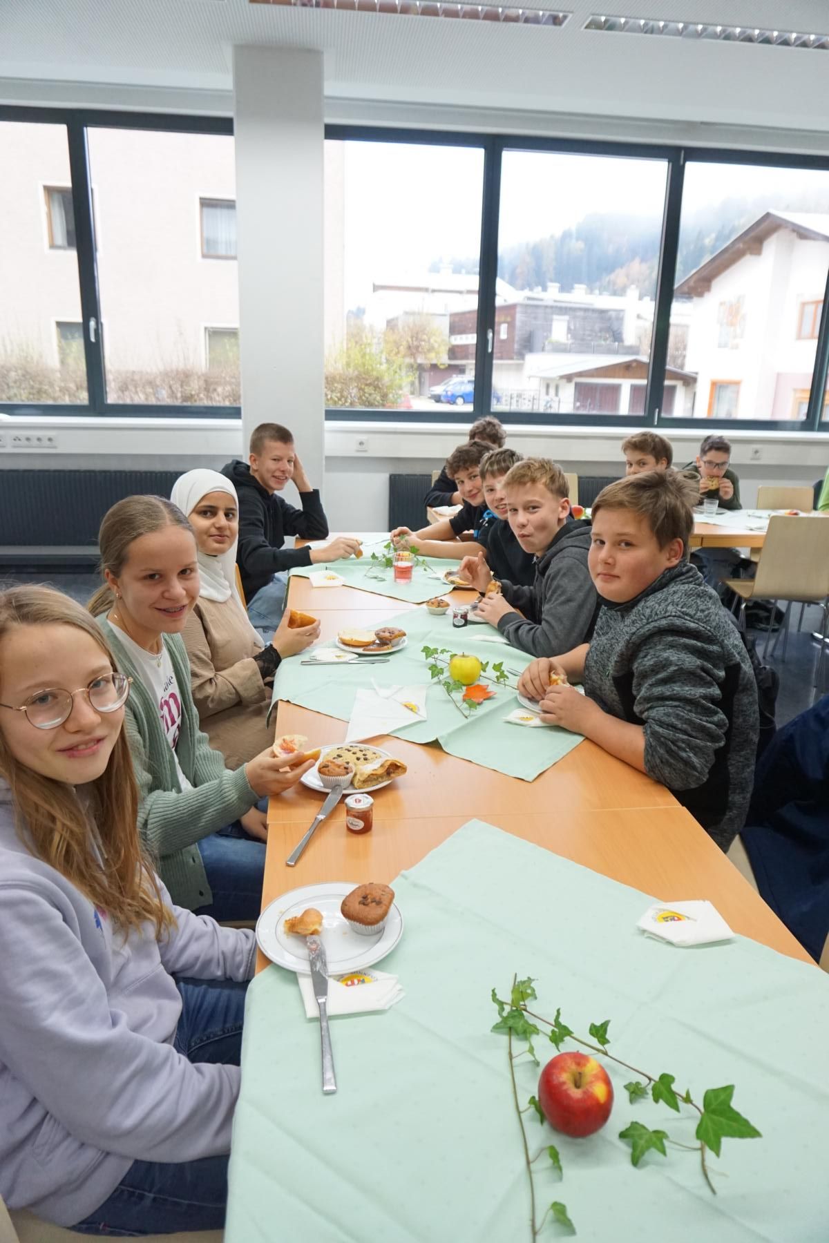 Die Sch&uuml;ler der Mittelschule Egger-Lienz genossen sowohl Fr&uuml;hst&uuml;ck, als auch eine F&uuml;hrung durch die weiterf&uuml;hrende Schule. Foto: Magdalena Pircher