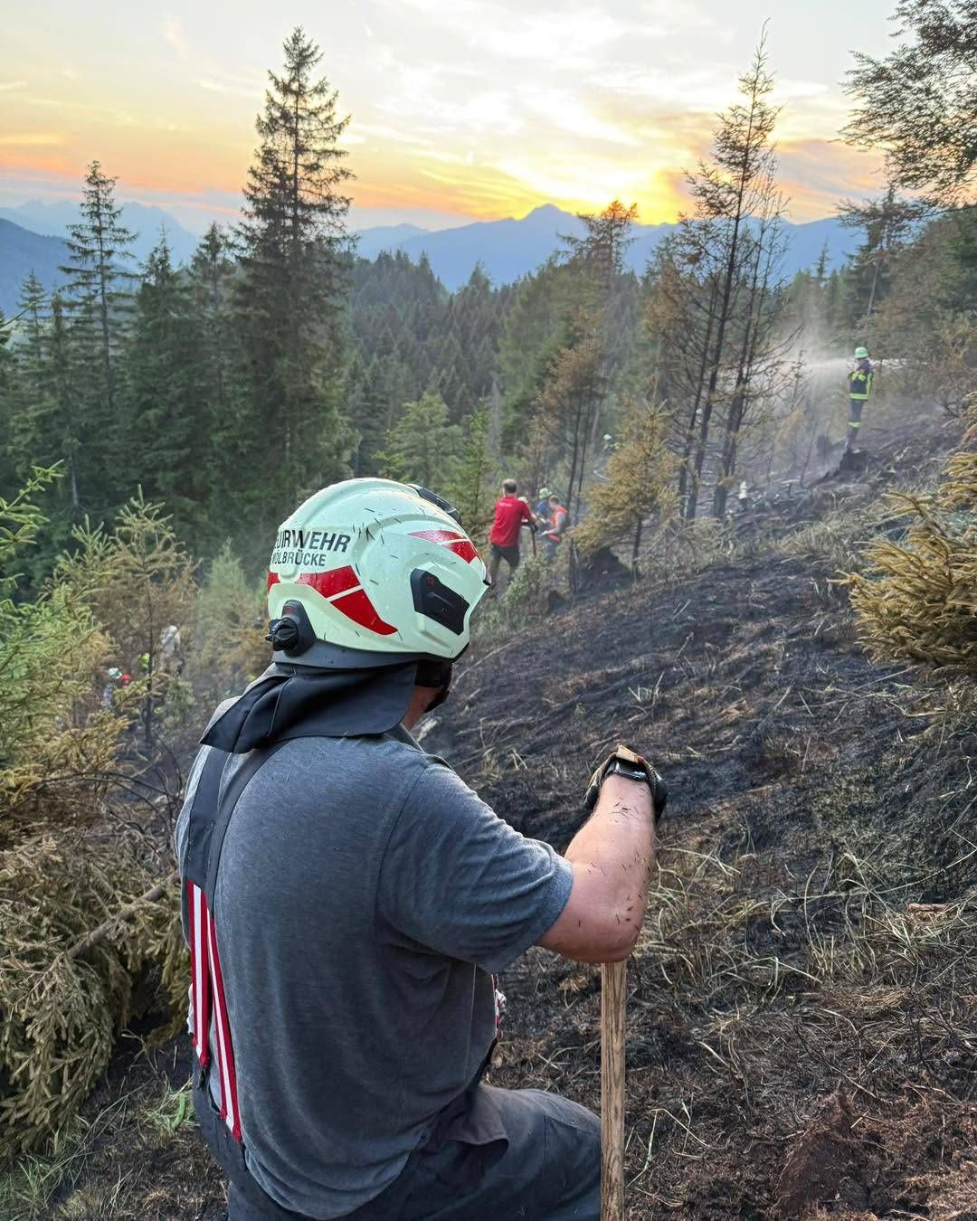 Die Mannschaft war mit L&ouml;schrucks&auml;cken und D-Schl&auml;uchen im unwegsamen Gel&auml;nde unterwegs, um die Glutnester gezielt abzul&ouml;schen. Foto: FF M&ouml;llbr&uuml;cke