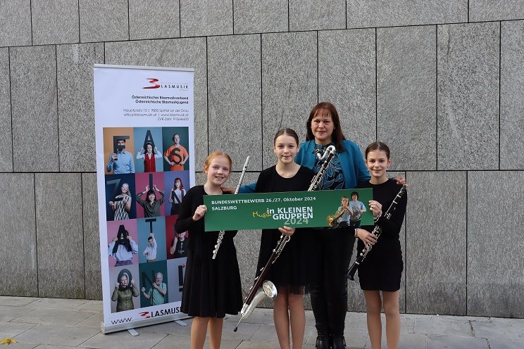 Anna Angerer, Naomi Striednig und Elisabeth Gigler haben mit 91,25 Punkten ein tolles Ergebnis erspielt. Im Bild mit Margret Ha&szlig;lacher. Fotos: KBV/Schaberreiter, HAAN