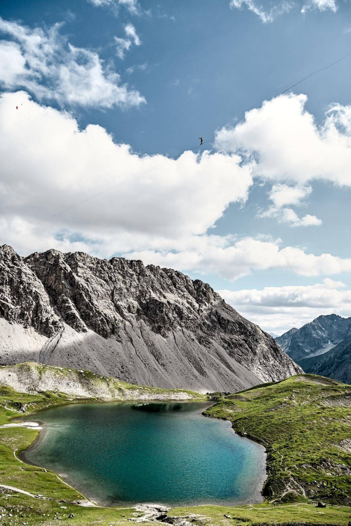 Anfang Juli spannte er und sieben weitere Mitglieder des Vereins "Tiroliners" eine 1km lange Slackline &uuml;ber den Steinsee in den Lechtaler Alpen.