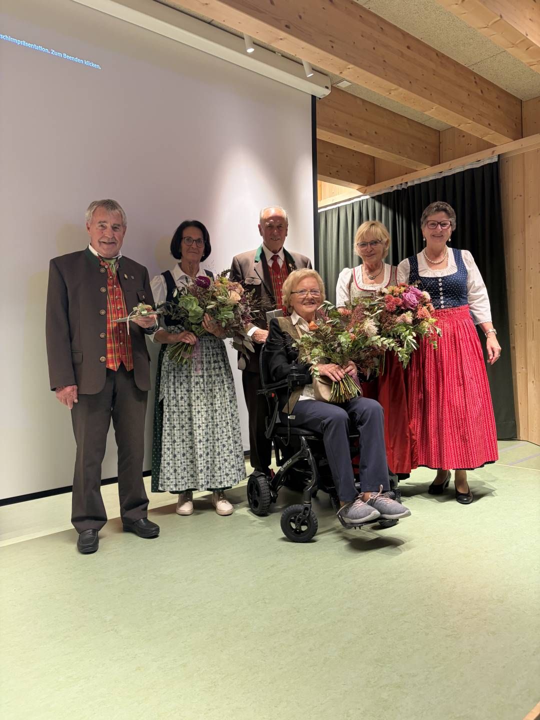 Ehrung der Mitglieder, 40 Jahre und mehr&ldquo; durch Herma Hartweger: Gerhard Wultsch, Elisabeth Schurian, Hans Tuppinger, Edith Wultsch. Vorne: Wilma Tuppinger
