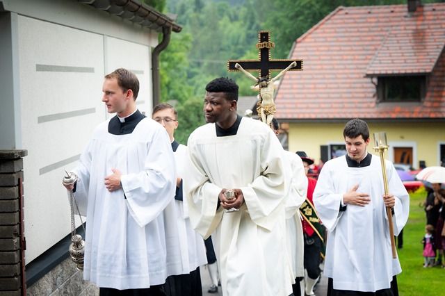 Priesterseminaristen und Ministranten