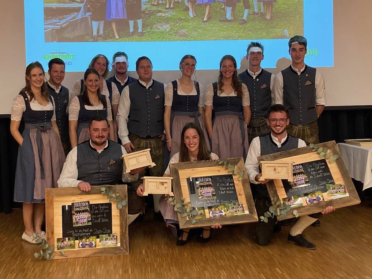 Und ein herzlicher Abschied samt Geschenken f&uuml;r die scheidende Bezirksleitung. Foto: Stangl