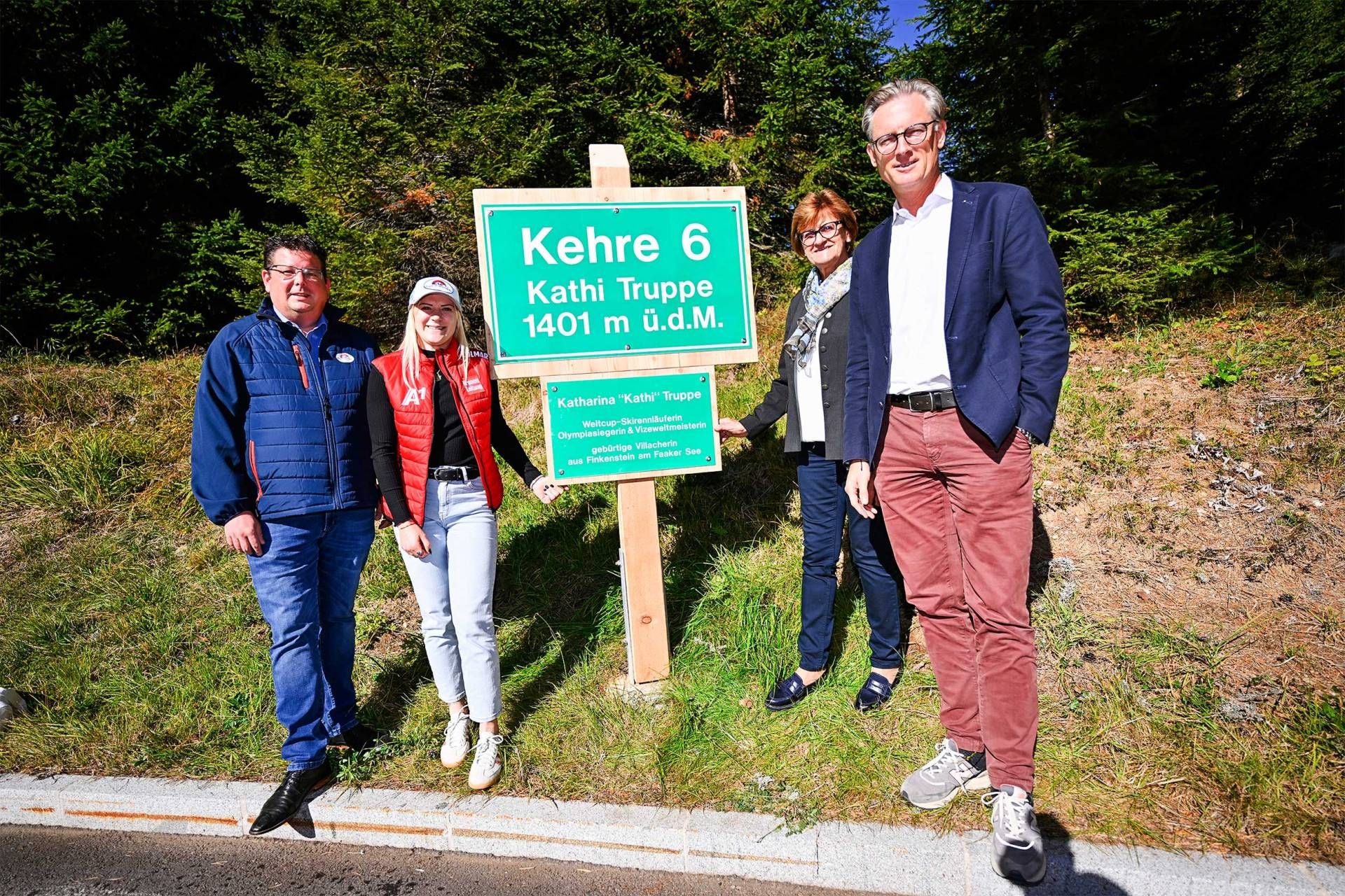 Villacher Alpenstra&szlig;e w&uuml;rdigt erfolgreiche Skirennl&auml;uferin - Christian Pober (Tourismus-Stadtrat Stadt Villach), Katharina &bdquo;Kathi&ldquo; Truppe (Weltcup-Skirennl&auml;uferin, Olympiasiegerin und Vizeweltmeisterin), Gerlinde Bauer-Urschitz (Gemeindevorst&auml;ndin Finkenstein am Faaker See) und Johannes H&ouml;rl (Gesch&auml;ftsf&uuml;hrer Villacher Alpenstra&szlig;en GmbH)