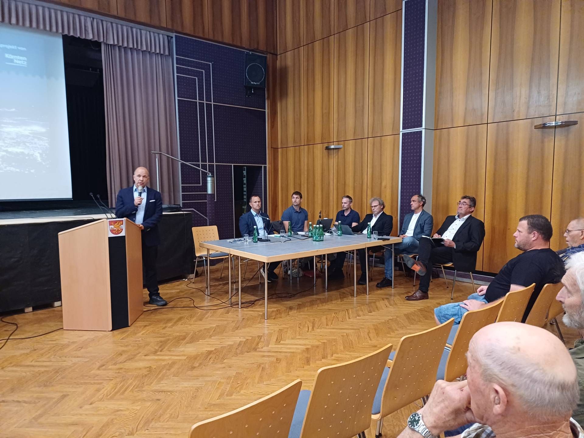 Projektleiter Wolfgang Hafner (APG) und Gernot Kowatsch (K&auml;rnten Netz GmbH) pr&auml;sentierten gemeinsam mit Geologen, Trassierern und APG-Bereichsleitern die aktuelle Planung des &bdquo;Netzraum K&auml;rnten&ldquo;.