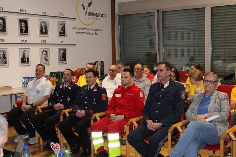 Ehreng&auml;ste: Landesausbildungsleiter der &Ouml;WR Stefan Hochschwarzer, Brandmeister Rene Pettauer und Oberbrandmeister Heinz Wernitznig der FF Hermagor, Bezirksrettungskommandant Martin Santner des Roten Kreuzes, Postenkommandant Chefinspektor Hannes Pock der Polizei und Vizeb&uuml;rgermeisterin Irmgard Hartlieb der Stadtgemeinde Hermagor (v.l.)