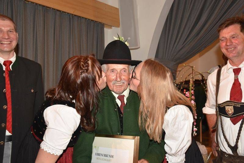 Ein K&uuml;sschen f&uuml;r den &bdquo;Tone&ldquo;, der nach 71 Jahren sein Trachten G&acute;wandl zur&uuml;ckgab und zum Kontert mit einer Ehren-Tracht bedacht wurde.