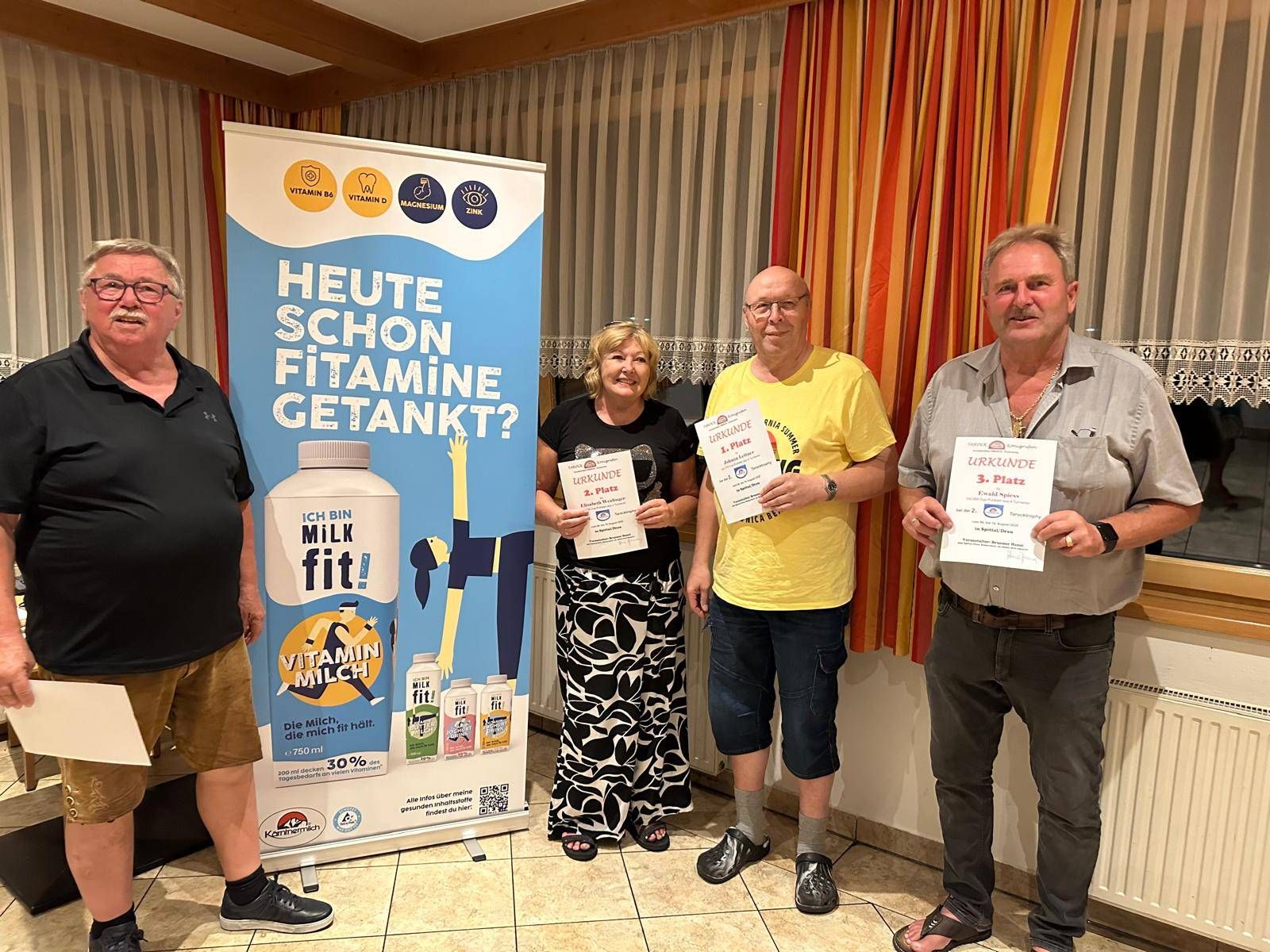 V. l.: Organisator Hansi Brunner, Elisabeth Weidinger, der Sieger der 2. K&auml;rntnermilch-Tarock-Trophy-2025 Johann Lettner und Ewald Spiess. Fotos: privat