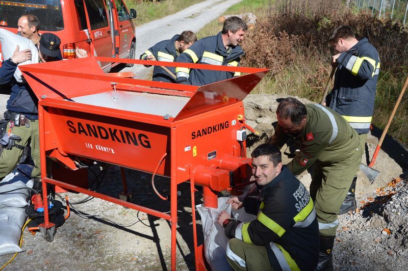 F&uuml;nf Katastrophen-Z&uuml;ge aus K&auml;rnten helfen in Nieder&ouml;sterreich.